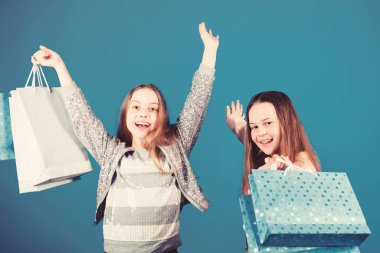 Hayallerini alışverişe savuruyor. Çantalı dükkandaki mutlu çocuklar. Alışveriş günü mutluluğu. Kız kardeşler birlikte alışveriş yaparken. Kıyafet al. Fashionista bağımlısı alıcı. Moda butik çocuklar. Alışveriş en iyi terapidir