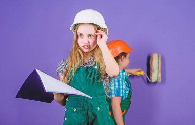 Ev geliştirme aktivitesi. Çocuk kızları renovasyon planlıyor. Duvarları yeniden boyamak. Yeni apartmanda hareket et. Çocuk kız kardeşler Oda Renovasyonu çalıştırın. Kontrol tadilat süreci. Sisters mutlu ev yenilenmesi