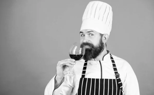 Utsökt middag koncept. Vin degustation. Hur man matchar vin och mat som expert. Njut av doften av dryck man bära hatt och förkläde. Hipster kock håll glas vin. Vilket vin att servera med middag — Stockfoto