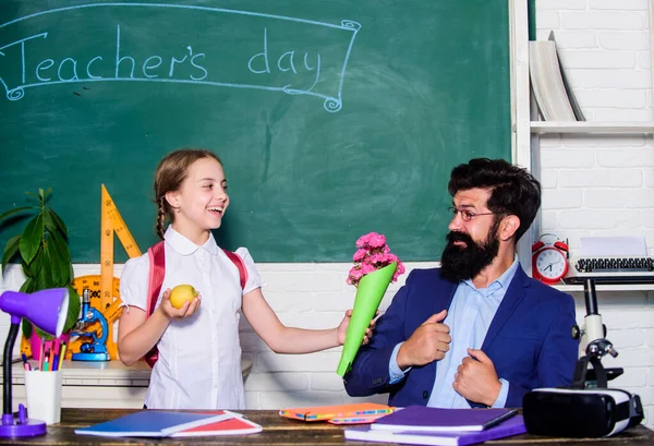 Aluna agradecida. Saudações para o pedagogo da escola. De volta à escola. Parabéns pelo dia do conhecimento. Aluno adorável menina com mochila transportar flores bouquet para o professor. Férias escolares. 1 de Setembro — Fotografia de Stock