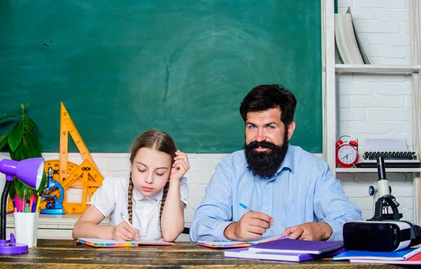 Saggezza. figlia studiare con il padre. Giornata degli insegnanti. Torniamo a scuola. giorno della conoscenza. Educazione a casa. educazione sviluppo infantile. barbuto uomo insegnante con piccola ragazza in classe — Foto Stock