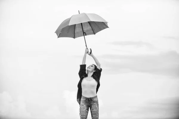 虹の傘。雨天。良い気分だ良い雰囲気。パラシュートのコンセプト。心を開く人。良い空の背景を感じる女の子。良い天気だ歓迎の秋。カラフルな傘を持つかわいい女性 — ストック写真