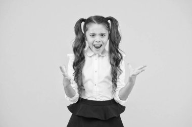 Yine başarısız oldu. Öfkeli kız öğrenci. Küçük kız öğrenci sarı arka planda öfkeyle yumruklarını gesturing. Küçük bir kız öğrenci stres ya da başarısızlık diye bağırıyor. Okulda sorun olan liseli kız