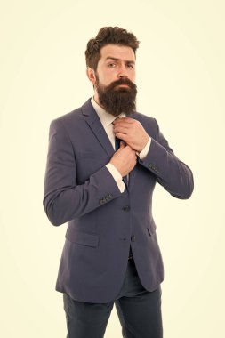 Hırslı ve yakışıklı. Hırslı acımasız patron beyazları soyutladı. Ofis hayatı. Sakallı hippinin kendi işi var. Modern iş başarısı. Resmi takım elbiseli sakallı iş adamı. Hırslı hissediyorum.