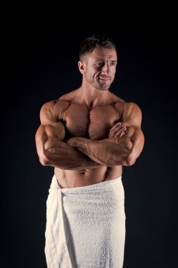Adam kas uygun çıplak gövde. Altı paketi ve ab kasları ile Atlet. Spor ve zindelik. Vücut hijyeni konsepti. Vücut geliştirmeci çıplak vücut. Sabah duş. Seksi sporcu duş tan sonra vücut havlusu silmek