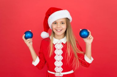 Noel balosu dekoru. Çocuk odası için Noel dekorasyonu fikirleri. Kırmızı çocuk kostümü Noel süsü taşıyor. Ne kadar erken dekorasyon alırsan o kadar ucuza gelir. Eşsiz dekorasyonlar oluştur