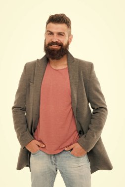 İpuçları ve hileler yakışıklı adam. Çekici ve yakışıklı. Erkek giyim ve moda konsepti. Sakallı ve yakışıklı. Sakallı hipster şık şık ceket. Adam rahat şık kıyafet giymek. Erkek gardırop