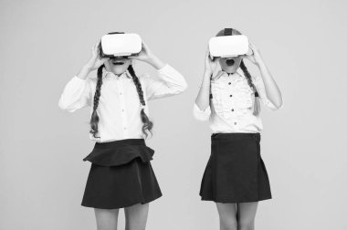 Çocuklar modern Vr teknolojisini kullanıyor. Sanal gerçeklik. Vr kulaklık. Gelecekteki eğitim. Çocuk kız öğrenciler kablosuz Vr gözlük takıyor. Artırılmış gerçekliği keşfetmek. Deneyimler projeleri iletişim kurar ve yönetir