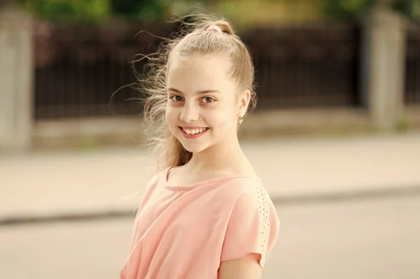 Miután egy nagyon boldog gyermekkorban. Boldog kislány nagy mosollyal a nyári napon. Imádnivaló kis gyermek, hosszú szőke haja és boldog mosoly. Boldog nemzetközi Gyermeknap — Stock Fotó