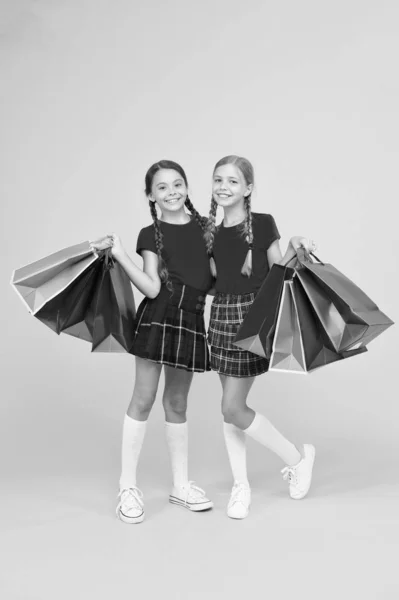 Ir de compras. grandes ventas. colegialas con paquetes. compra. Viernes negro. regalos de vacaciones. Venta y descuento. Chicas de compras. niños felices con bolsas de compras. compras exitosas — Foto de Stock