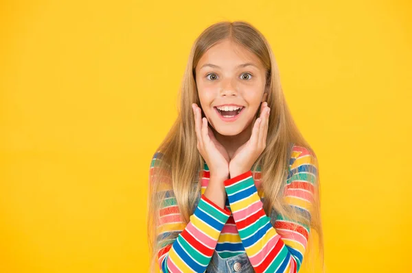 Kindergeluk. Verrast hipster meisje. Optimistisch concept. klein meisje gele achtergrond, kopieer ruimte. Zomer kindermode. Kind positief humeur. Kindergeluk portret. Gelukkige kinderdag — Stockfoto