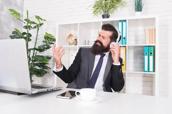 Online-Geschäftskommunikation. Bärtige Männer arbeiten im Wirtschaftsbüro. Händler nutzen Computer und Kopfhörer für Handelsgeschäfte. Technologie macht Geschäfte — Stockfoto