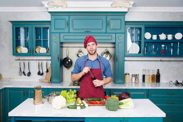 Leren koken. Goede voeding. Fitness dieet. Beste eten. Gezond eten. Vegetarisch recept. Veganistische kok in de keuken. Dieet en biologisch voedsel. Baard man kok. Chef-kok met hoed. Culinaire klasse — Stockfoto