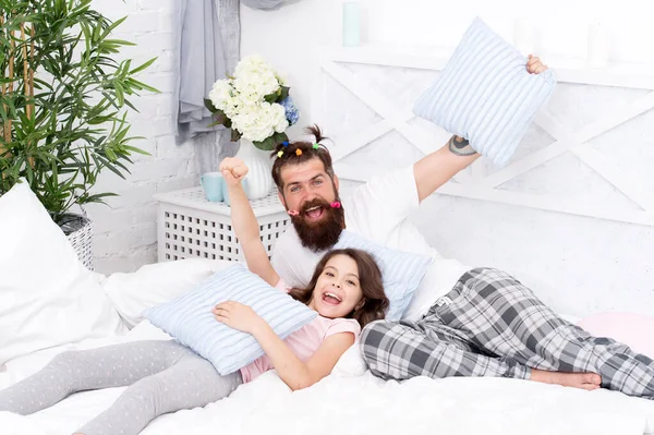 En rolig pyjamasfest. liten flicka med skäggig far i sängen. Helg hemma. Lyckligt faderskap. far och dotter har roligt. Dags för familjeband. Jag älskar min pappa. Trevlig morgon tillsammans — Stockfoto