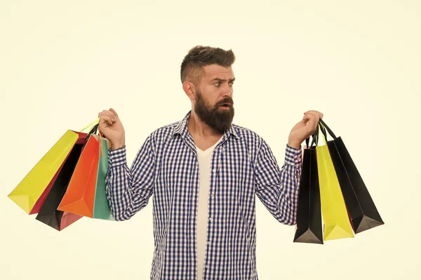 Na loja de compras. brutal grave hipster caucasiano com bigode. Homem barbudo com sacos de compras.. Venda de compras. Cuidados com barbeiros. Sexta-feira negra. Segunda cibernética. Maduro hipster com barba — Fotografia de Stock