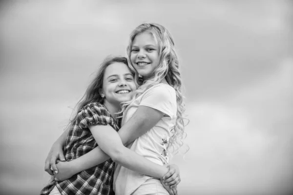 Nos encanta estar juntos. niñas pequeñas abrazan al aire libre. temporada de otoño. Feliz día de los niños. Amo a mi familia. Las niñas son amigas de la escuela. concepto de amistad y hermandad — Foto de Stock