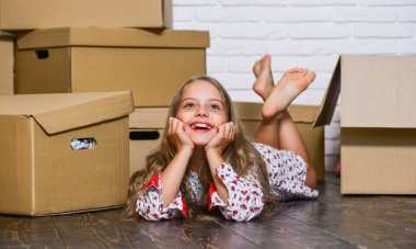 Rüyamda kendi odamı gördüm. Küçük kız ve kutular. Konsepti çıkar. Harekete hazırlanın. Kiralık ev. Gayrimenkul. Satın aldıklarınızı teslim ediyorum. Çocuk taşınıyor. Hareketli rutin. Eşyalar paketleniyor