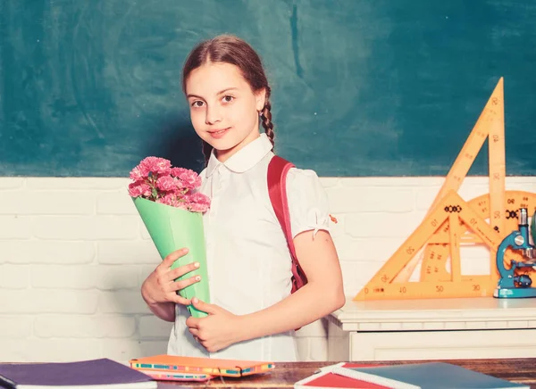 최고의 교사를위한 꽃 선물. 지식의 날은 9월 1일입니다. 꽃다발과 작은 학교 소녀 아이. 다시 학교에. 행복한 교사의 날. 교사의 날. 꽃을 가진 동공. 어린이날 — 스톡 사진