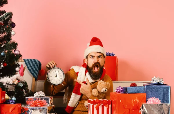 Babbo Natale aspetta il nuovo anno vicino all'albero decorato — Foto Stock