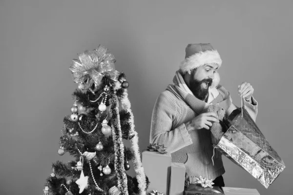 Santa com presentes vermelhos perto de abeto decorado. — Fotografia de Stock