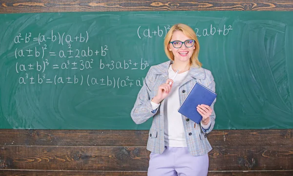 Kobieta nauczyciela wyjaśnić w pobliżu chalkboard. Co zrobić wielki nauczyciel. Nauczyciel w szkole wyjaśnić rzeczy i uczynić przedmiotem, ciekawe. Skuteczne nauczanie obejmuje pozyskanie odpowiedniej wiedzy o studentów — Zdjęcie stockowe