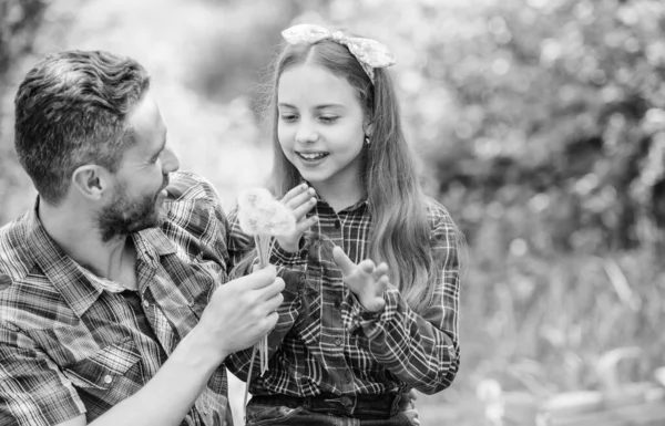 Ökologie respektieren. Ökologie. glücklicher Familientag. kleines Mädchen und glücklicher Mann Papa. Tag der Erde. Tochter und Vater lieben Löwenzahnblüten. Familienferienhof. Frühlingsdörflein — Stockfoto