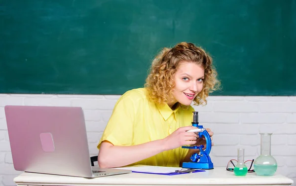 Wetenschappelijk onderzoek. Moleculaire biologie doctoraatsprojecten. Wetenschapper microbiologie. Onderzoek microbiologie. Onderzoek moleculaire modificaties. Microbiologie concept. Student meisje met laptop en microscoop — Stockfoto