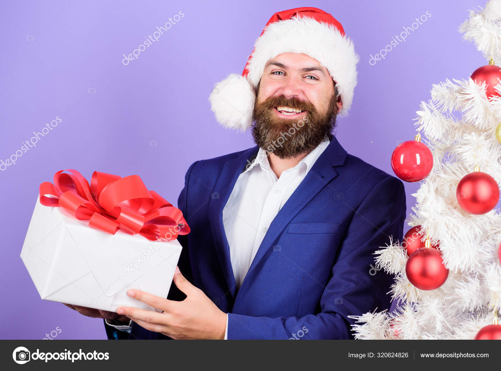 Entrega de regalos de navidad. hombre feliz con sombrero de santa mantenga  el regalo de navidad.