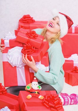 Kız arkadaşı veya karısı için mükemmel bir hediye. Noel Baba her zaman istediği hediyesini getir. Açılış Noel hediyesi. Kız Noel ağacı mutlu yakınındaki tatil kutlamak. Kadın sarışın tutun hediye kutusu yay ile heyecanlı