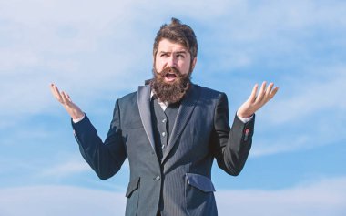 Yardıma ihtiyacım var. bir sorun var. İş adamı gökyüzüne karşı. Sakallı adam. bıyıklı vahşi kafkas hipster. Gelecekteki başarı. resmi moda. Sakallı olgun hipster sorunu çözmek. iş sorunu