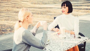 Dedikodu konsepti Mutlu öğle yemekleri. Kadın arkadaşlığı. Kahveyle rahatla. Bisiness öğle yemeği. Yaz moda güzeli. Kahve zamanı. Kafede buluşacağız. Mutlu arkadaşlar kızlar kafede buluşur. Günaydın.