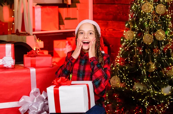 Compras de Navidad. Se acerca el año nuevo. El chico disfruta de las vacaciones. niña con regalo de Navidad. Hola desde Santa Claus. Sorpresa. Pequeña chica feliz en el árbol de Navidad. la mañana antes de Navidad. tiempo de vacaciones familiares —  Fotos de Stock