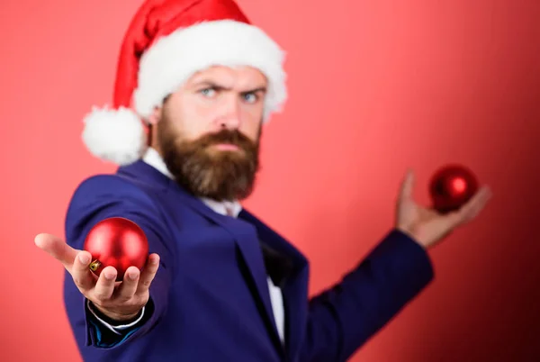 魔法のクリスマスの雰囲気を広げる。放射性クリスマスの寛大さ。与えることは受け取るよりよい。髭を生やした男は赤いボールのクリスマスの装飾を選択的な焦点を保持する。冬休みだ。クリスマス気分 — ストック写真