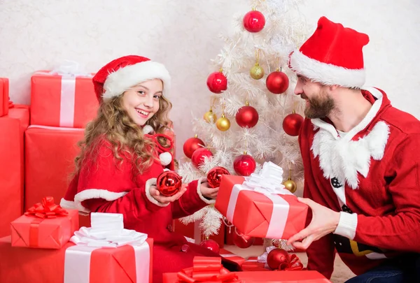 Momentos idílicos. Papá disfrazado de santa con hija linda niña celebran la Navidad juntos. Feliz infancia. Vacaciones familiares de Navidad. Concepto de Papá Noel. Tradiciones de celebración navideña familiar — Foto de Stock