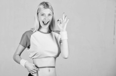 Fitness ve sağlık. Kadın ince bel mükemmel karın ve bant ölçüsü. Zayıflamaya çalışıyorum. Fitness başarısı. Yaz bedenini hazırlayın. Fitness sonucu. Kalori yakmak fitness egzersizi. Kilo kaybı