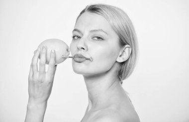 düşük ücret. Sizin vücut vitaminler şarj. taze sıkılmış meyve suyu. limon pil. Kabaralı limon adlı kadınla. Cilt Bakımı. sağlıklı cilt. enerji ve olumlu ruh hali. limon şarj ile kız