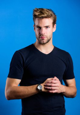 Saat tamiri. Dakik ol. Kendine güvenen maço lüks saat mavi arka plan. Saatler uygundur. Statü ve itibar. Yakışıklı hippi kol saati takan bir adam. Pahalı lüks aksesuar.