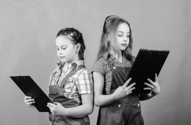 Foreman müfettişi. Tamir et. Güvenlik uzmanı. Geleceğin mesleği. İnşaat mühendisi mimar. Plan dosyası olan bir çocuk işçi. Çocuk bakımı. Küçük kız atölyede tamirat yapıyor. Evimize hoş geldiniz..