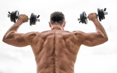 Acı geçicidir, gurur ise sonsuzdur. Kas yığını adam dambıl gibi dikiz aynasıyla egzersiz yapıyor. Sırtı ve kolları güçlü bir sporcu. Spor malzemeleri. Vücut geliştirme sporu. Spor yaşam tarzı. Aptal egzersiz salonu.