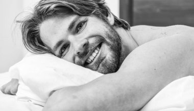 Ipuçlarını nasıl temiz ve enerjik duygu uyandırmak. Sabah rutin ipuçları bütün gün iyi hissetmek. Adam yakışıklı adam sabah yatakta yatıyordu. Nasıl kendini sabah erken kalkmak. Her sabah keyfini çıkarın