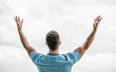 Gelecek kavramı. İleriye dönük. Güçlü kas vücut güçlü arka görüş hissi. Başarılı atlet. Zafer ve başarı. Şampiyon. Gelecekteki fırsat. Liderlik ve rekabet