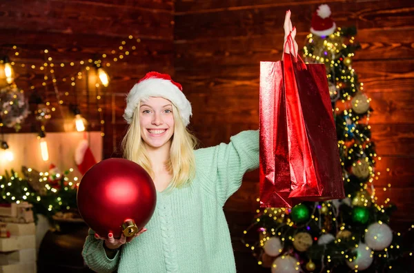 Shopping invernale. Pacchetto con acquisto. Ragazza tenere palla per decorare interni. Buon Natale a tutti. Decorazioni glamour. Addobbi natalizi. Amo comprare decorazioni. Decorazioni natalizie festive — Foto Stock