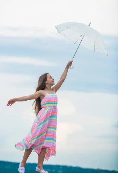 乾燥して保護された感じ。秋の天気予報傘を差した少女秋のファッション自由と幸福。雨の日だ秋の気分だ気楽な子供時代 — ストック写真