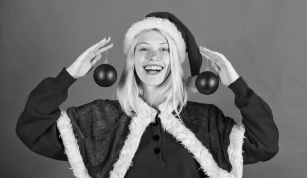 Kız mutlu giymek santa kostüm kutlamak Noel tutun topu dekor. Mutlu tatil kavramı. En sevdiğim zaman yıl Noel. Mutlu Noeller. Kutlama uygun kostüm ve dekorasyon ile keyfini çıkarın — Stok fotoğraf