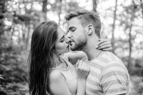 Koppel in liefde zoenen met passie buitenshuis. Man en vrouw aantrekkelijke liefhebbers romantische kus. Gepassioneerd kus concept. Het geven van kus. Verleiding en voorspel. Sensuele kus van mooie paar close-up — Stockfoto