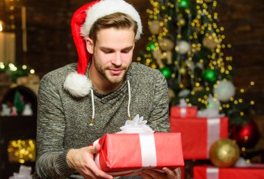 En iyi hediye. Mutlu adam hediyeleri sever. Kış alışverişi. Yeni yılı evde kutlarız. Xmas bayram hediyesi. Noel ağacını süsle. Son hazırlıklar. Noel zamanı. Neşeli adam kırmızı Noel Baba şapkası