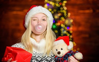 Sakızlı Baloncuk Üfle. Aklımda sadece eğlence var. Kız Noel Baba sakızla büyük bir balon yapıyor. Komik surat, yakın çekim. Balon şişiren sevimli kadın. Noel kızı balonlu sakız yaptı. Yavaşça nefes al.