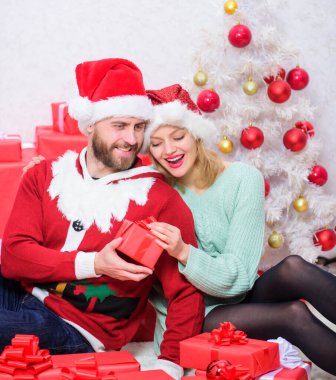 Sevgi dolu çift, hediye paketini açarken gülümseyip gülümsüyor. Birbirine aşık çiftler Noel tatilinin tadını hediyelerle çıkarırlar. Sevgiliye hediye. Aile Noel hediyeleri hazırlar.