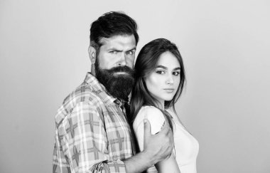 Aşk konsepti. Destek evliliği korur. Romantik coupe. Aşk duygusu. Çok yakındı. Erkek güzel kadına sarılır. Sakallı hippi esmer kıza sarılıyor. Tutkusunu hisset. Yumuşak dokunuş. Aşık şehvetli bir çift.