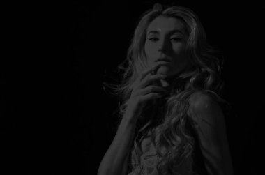 Onu bekliyorum. Kadını bodysuit'e bağla. Sarı kıvırcık saçlı. Pinup bak. Kırmızı ışıkta şehvetli bir kız. Erotik iç çamaşırı seksi kadın. Kadının moda portresi. Makyaj kozmetik ve cilt bakımı